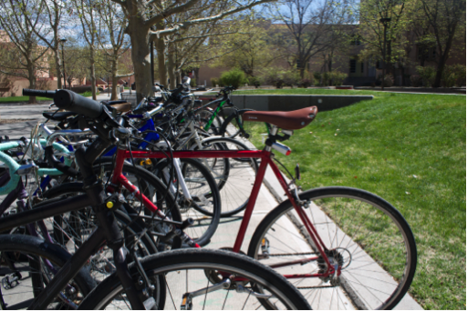 A frequented bike rack outside of the UNM Arts building, where the majority of bikes are secured with a U-lock. Photo by Nayla Degreff/NMNP