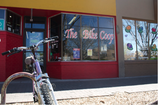 A lone bike sits outside the entrance to The Bike Coop, on 120 Yale Blvd SE near the UNM Campus. Photo by Nayla Degreff/NMNP
